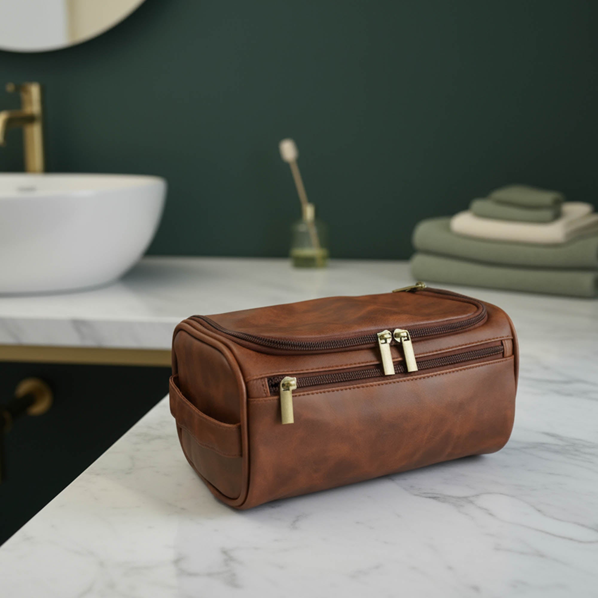 Nahast tualettkott Hugo rätikute kõrval