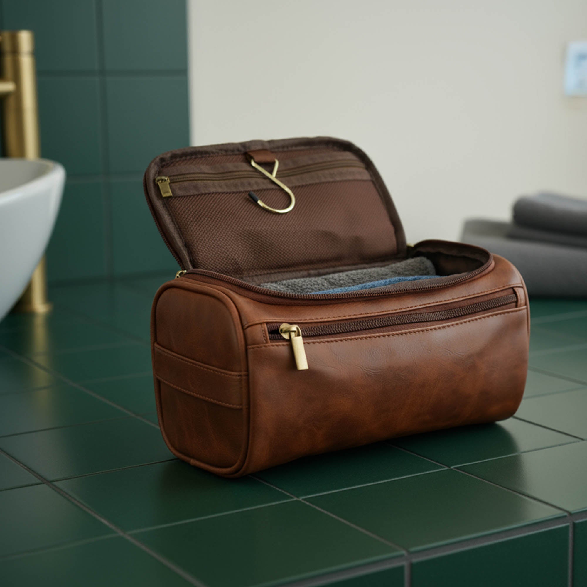 Nahast vannitarvete kott Hugo hallide ja roheliste rätikute taustal