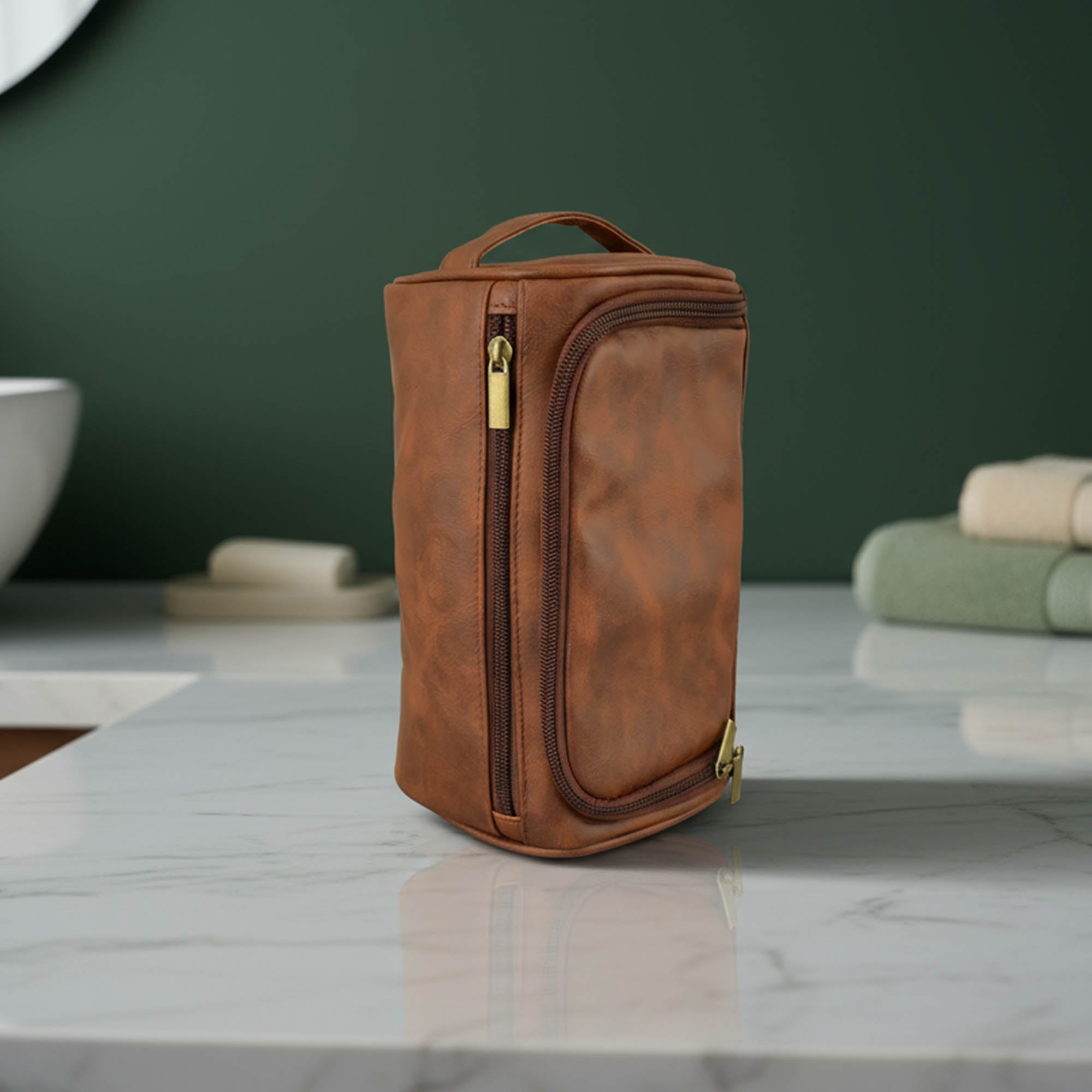 Vannitarvete kott Hugo valge kraanikausi ees