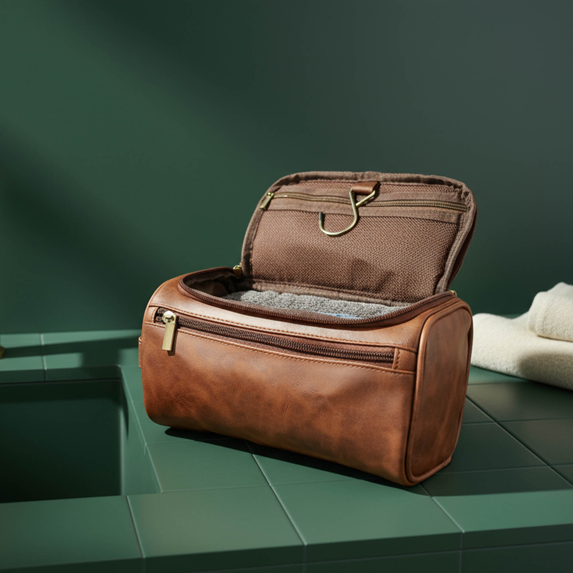 Avatud pruun Hugo tualettkott rohelisel pinnal